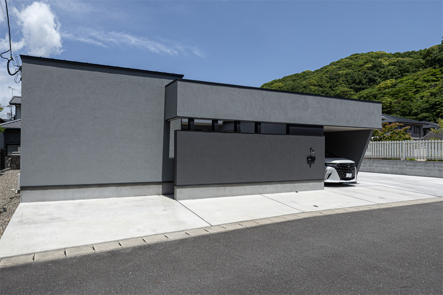 プライバシーを守りながら屋外を楽しめるパティオのある平屋