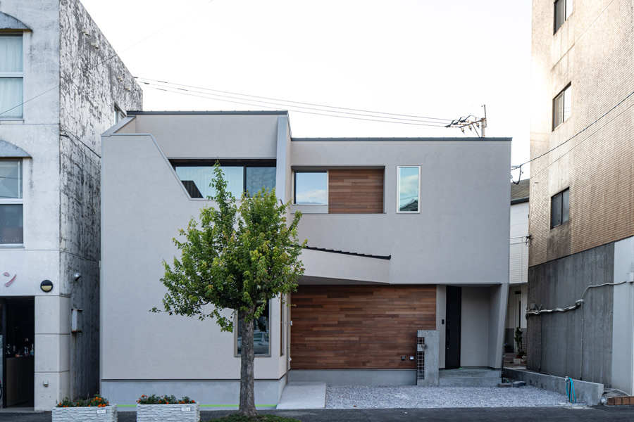 アウトドアリビングを楽しむバルコニーのある住まい