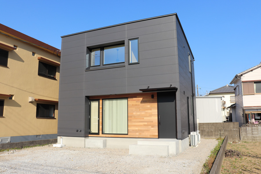 吹き抜けから心地よい光が差し込むキューブ型の家